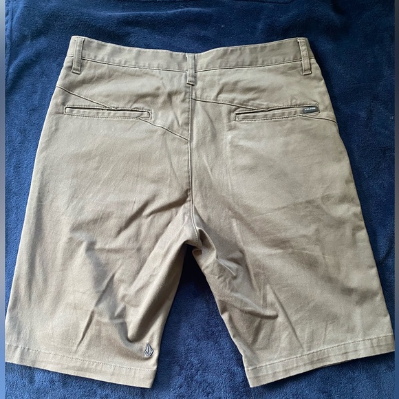 EUC Mens 32 Volcom Flat Front Shorts - Picture 3 of 4